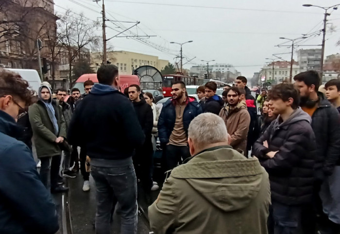 (VIDEO) Uhapšen muškarac (48) koji je udario studenta Pravnog fakulteta na skupu "Zastani Srbijo"