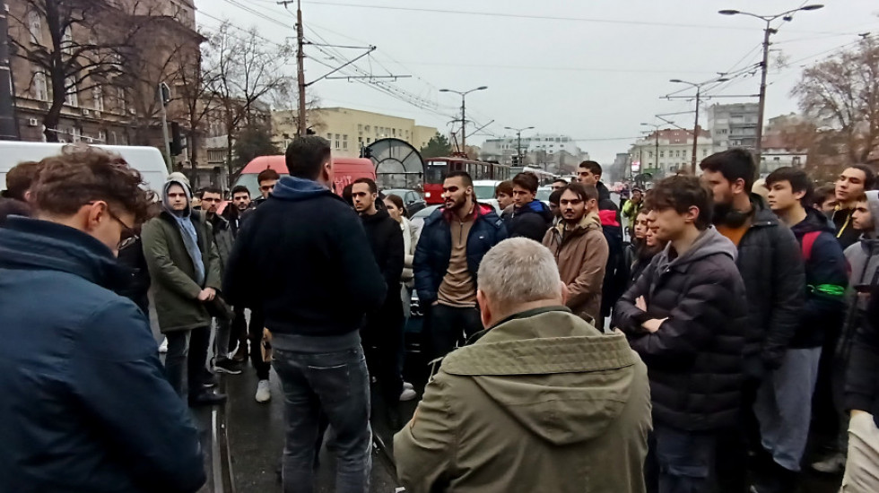 (VIDEO) Uhapšen muškarac (48) koji je udario studenta Pravnog fakulteta na skupu "Zastani Srbijo"