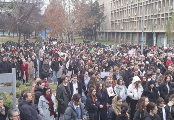 (VIDEO) Novosadski studenti blokirali raskrsnicu kod TC Promenada, sednica Skupštine grada drugi put odložena