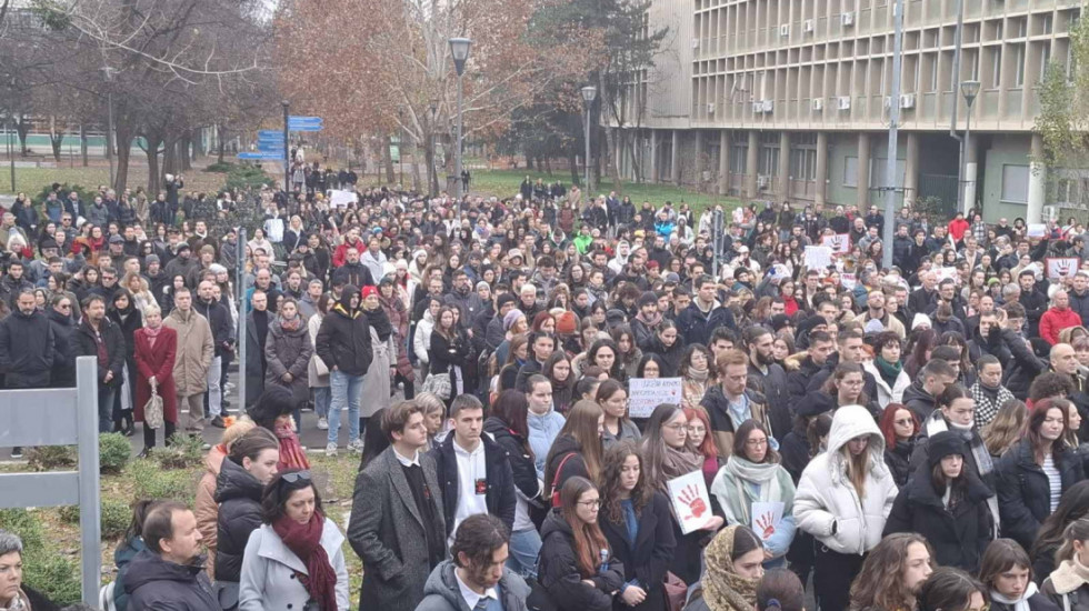 (VIDEO) Novosadski studenti blokirali raskrsnicu kod TC Promenada, sednica Skupštine grada drugi put odložena