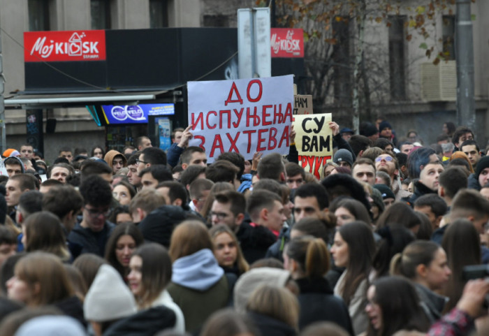 Studenti više beogradskih fakulteta blokirali saobraćaj kod Pravnog na 15 minuta