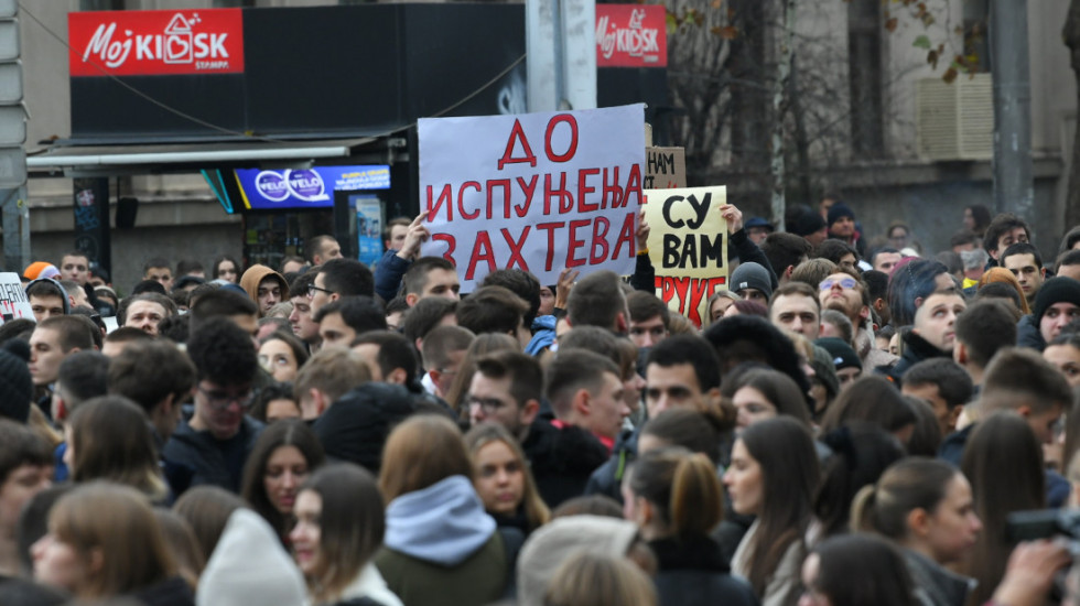 Studenti više beogradskih fakulteta blokirali saobraćaj kod Pravnog na 15 minuta