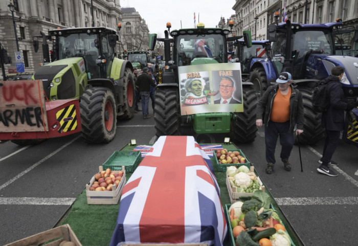 (FOTO) Poljoprivrednici traktorima blokirali centar Londona protestujući protiv novog poreza