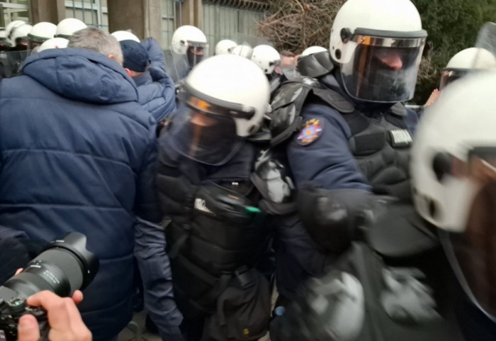 (FOTO/VIDEO) Policija sprečila poslanike i odbornike opozicije da blokiraju policijsku stanicu u Novom Sadu