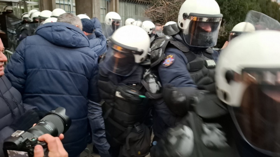 (FOTO/VIDEO) Policija izgurala poslanike i odbornike opozicije koji su blokirali policijsku stanicu u Novom Sadu