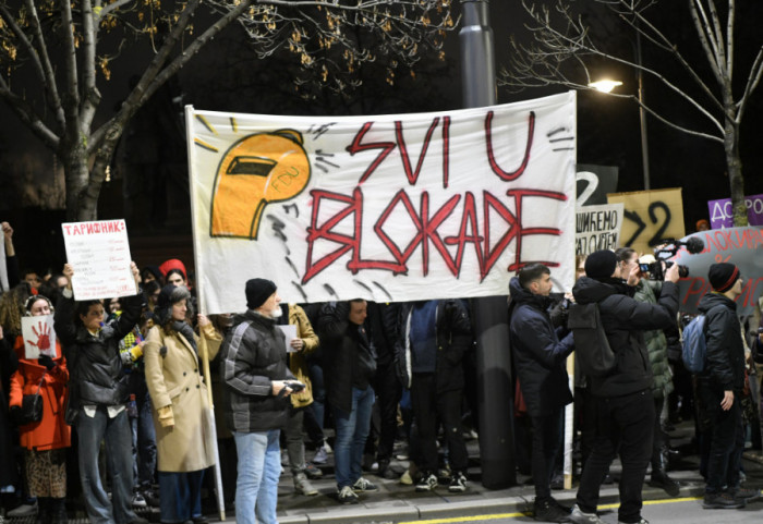 "Ne lažite mi babu": Studenti, građani i aktivisti protestuju ispred RTS zbog načina izveštavanja o blokadama