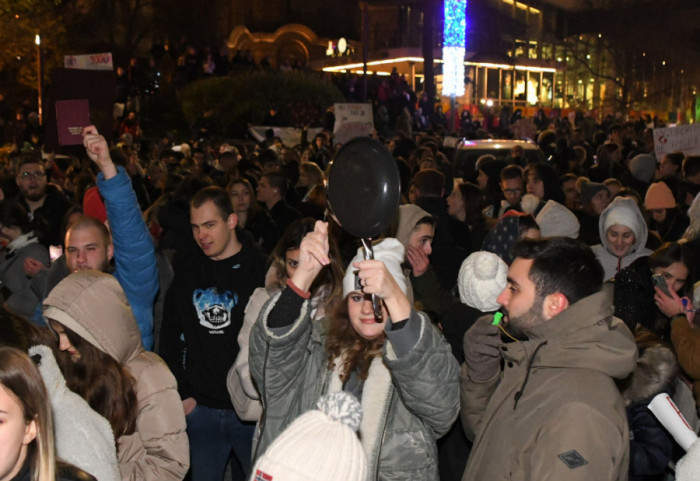 (FOTO) "Ne lažite mi babu": Studenti, građani i aktivisti protestuju ispred RTS zbog načina izveštavanja o blokadama