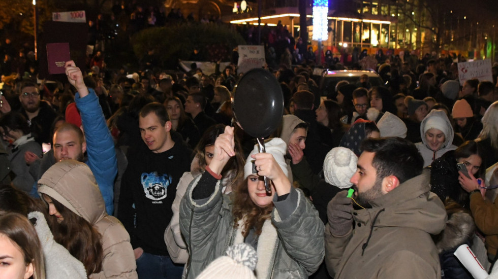 (FOTO) "Ne lažite mi babu": Studenti, građani i aktivisti protestovali ispred RTS zbog načina izveštavanja o blokadama