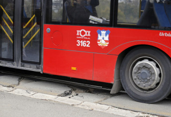 Žena teško povređena nakon što je ostala zaglavljena na vratima autobusa u Zemunu, vozilo je vuklo niz ulicu