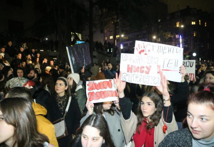 (FOTO) "Ne lažite mi babu": Studenti, građani i aktivisti protestovali ispred RTS zbog načina izveštavanja o blokadama