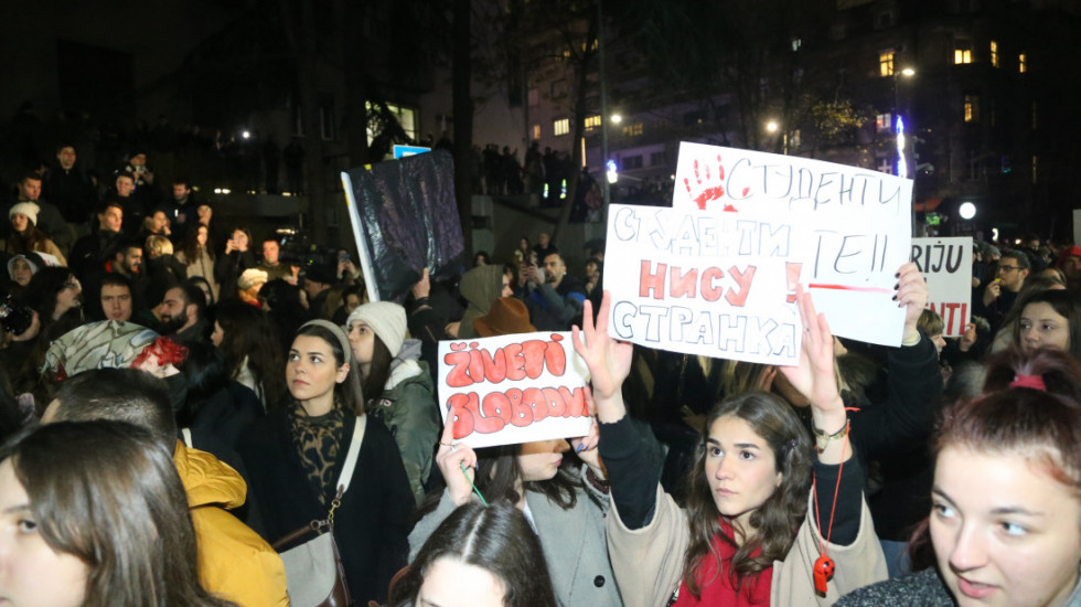 (FOTO) "Ne lažite mi babu": Studenti, građani i aktivisti protestovali ispred RTS zbog načina izveštavanja o blokadama