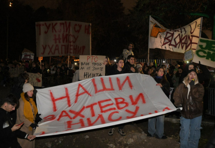 Students, citizens, and activists protested in front of the Public Service due to the way it reports on university block