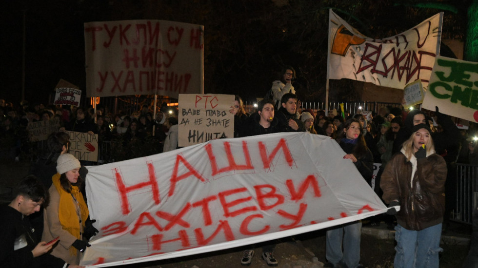 Students, citizens, and activists protested in front of the Public Service due to the way it reports on university block