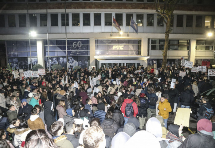 "Odjeknula je tišina": Protest dela radnika RTS, građana i studenata u Takovskoj, pročitani zahtevi upućeni rukovodstvu