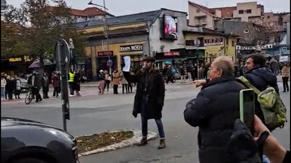 (VIDEO) Incident na blokadi u Novom Sadu: Uhapšeni muškarci koji su "poršeom" uleteli među građane, pa ih zatim tukli