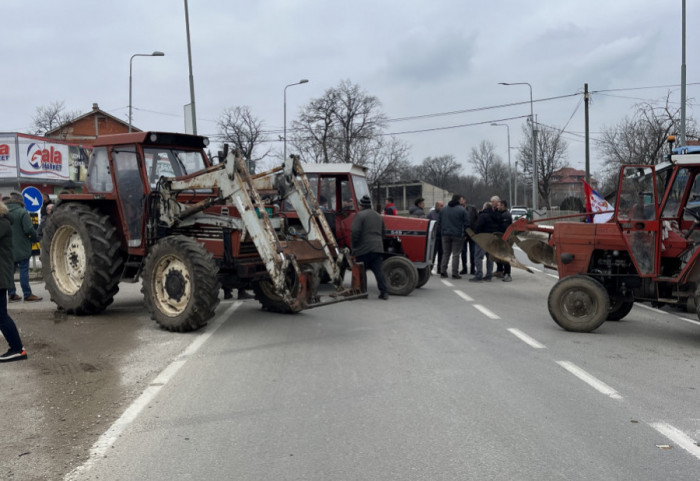 Poljoprivrednici na dva sata blokirali saobraćaj kod Loznice i Bogatića