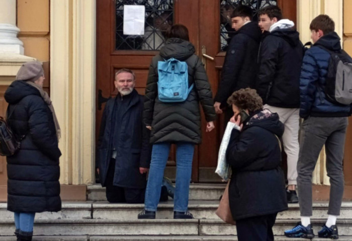 (FOTO/VIDEO) Đaci Jovine gimnazije u Novom Sadu se zaključali, direktor kleči ispred ulaza u školu