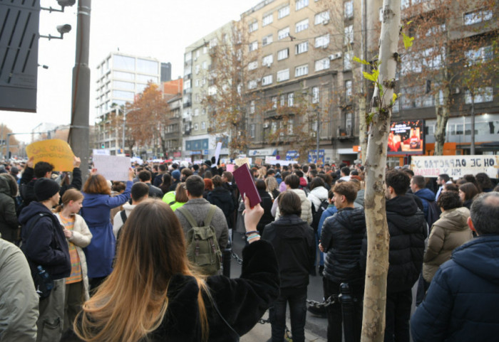 Studenti i građani na 15 minuta u tišini blokirali deo Bulevara kralja Aleksandra