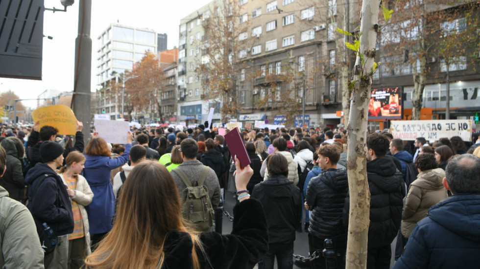 Studenti i građani na 15 minuta u tišini blokirali deo Bulevara kralja Aleksandra