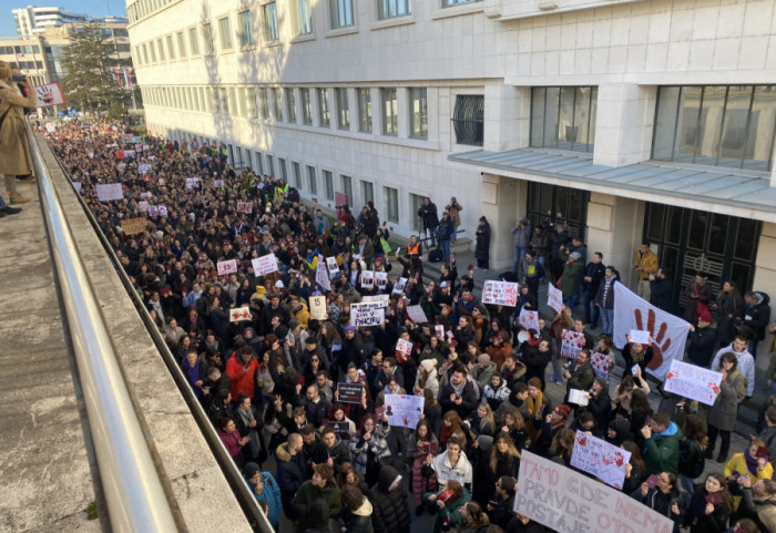 (FOTO/VIDEO) Poslanici bez rasprave usvojili budžet Vojvodine, studenti protestovali pred zgradom parlamenta