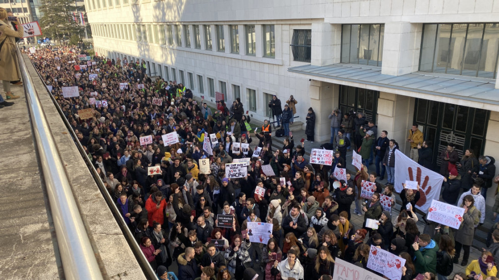 (FOTO/VIDEO) Poslanici bez rasprave usvojili budžet Vojvodine, studenti protestovali pred zgradom parlamenta