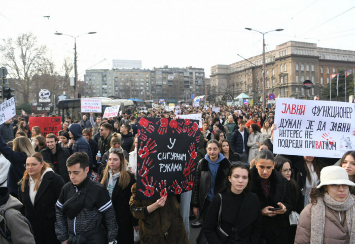 Studenti i maturanti gimnazija na 15 minuta blokirali Bulevar kralja Aleksandra, skup protekao bez incidenata