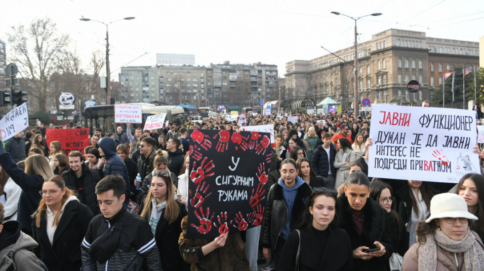 Studenti i maturanti gimnazija blokirali saobraćaj na više lokacija u Beogradu i Nišu, skupovi protekli bez incidenata