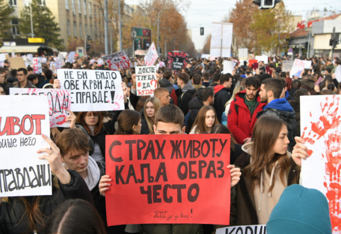 (FOTStudenti i maturanti blokirali saobraćaj na 15 minuta kod Doma omladine i na raskrsnici Ruzveltove i Kraljice Marije