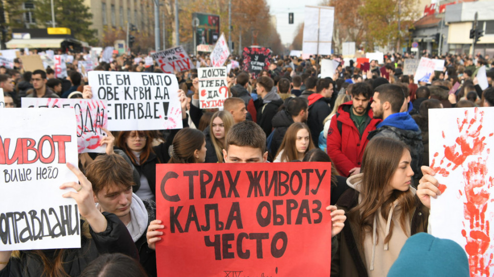 (FOTO)Studenti i maturanti blokirali saobraćaj na 15 minuta kod Doma omladine i Vukovog spomenika