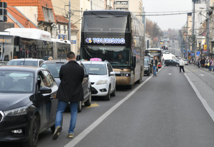 (VIDEO) Kolima teško povredio studentkinju na trotoaru tokom blokade Ruzveltove ulice, vozač priveden