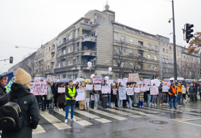 Studenti i građani blokirali saobraćaj na 15 minuta u Zemunu, dečak nosio transparent "Ja ću biti student"