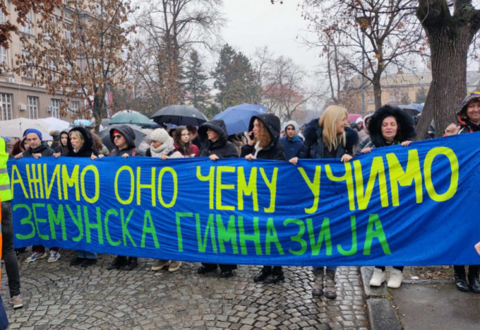 (FOTO/VIDEO) Studenti i maturanti nastavili blokade od 11.52 do 12.07 širom Srbije, skupovi protekli bez incidenata