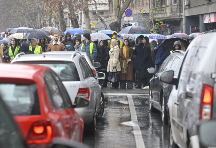 Studenti i građani blokirali deo Bulevara kralja Aleksandra, 18 minuta tišine za tragično stradale