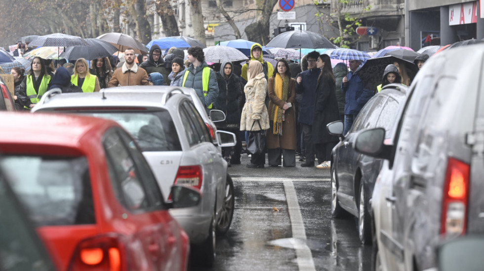 Studenti i građani blokirali deo Bulevara kralja Aleksandra, 18 minuta tišine za tragično stradale