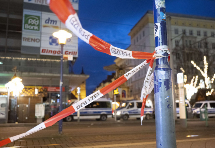 Tri osobe povređene u pucnjavi na gradskom trgu u Nemačkoj, uhapšen napadač