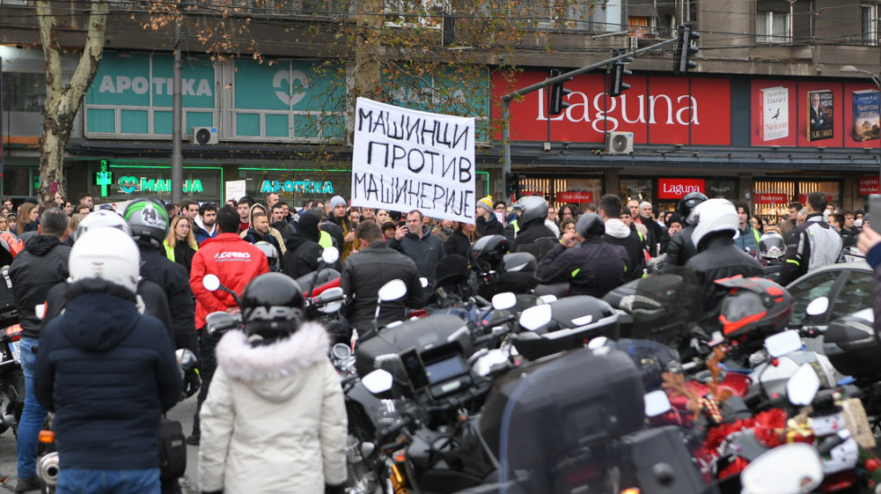 (FOTO) Studenti u Beogradu odali počast i detetu ubijenom u Zagrebu, poljoprivrednici u Novom Sadu mladima kuvali gulaš