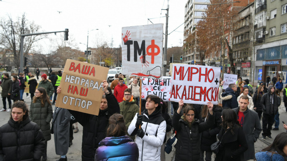 (VIDEO) Studenti zastali na 15 minuta u Zemunu, građani u Novom Sadu palili sveće