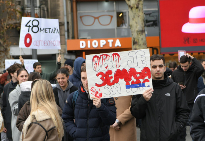 Studenti na 15 minuta blokirali ugao Kraljice Marije i Ruzveltove ulice u Beogradu