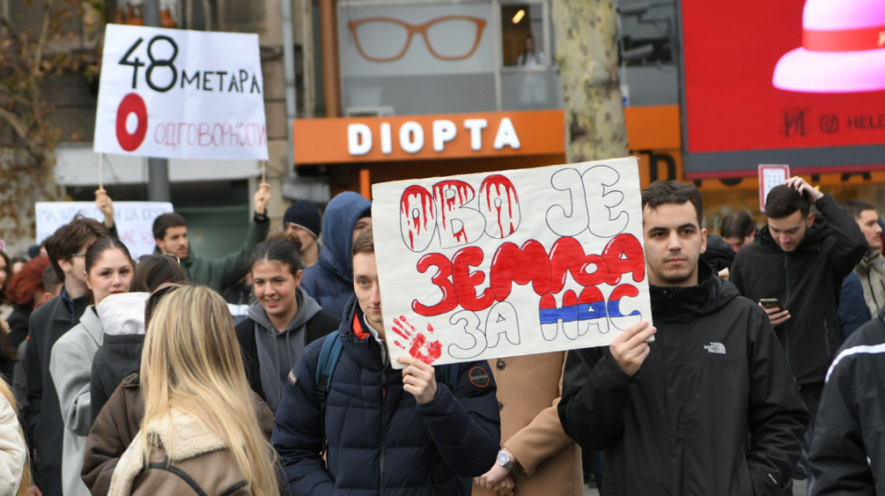 Studenti na 15 minuta blokirali ugao Kraljice Marije i Ruzveltove ulice u Beogradu