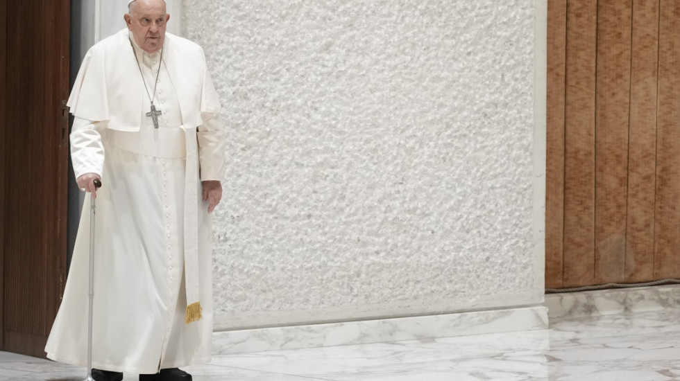 Vatikan: Stanje pape Franje se pogoršalo nakon produžene respiratorne krize nalik astmi