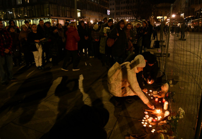 (FOTO) Roditelji ubijene dece u Ribnikaru upalili sveće za dečaka (7) iz Zagreba