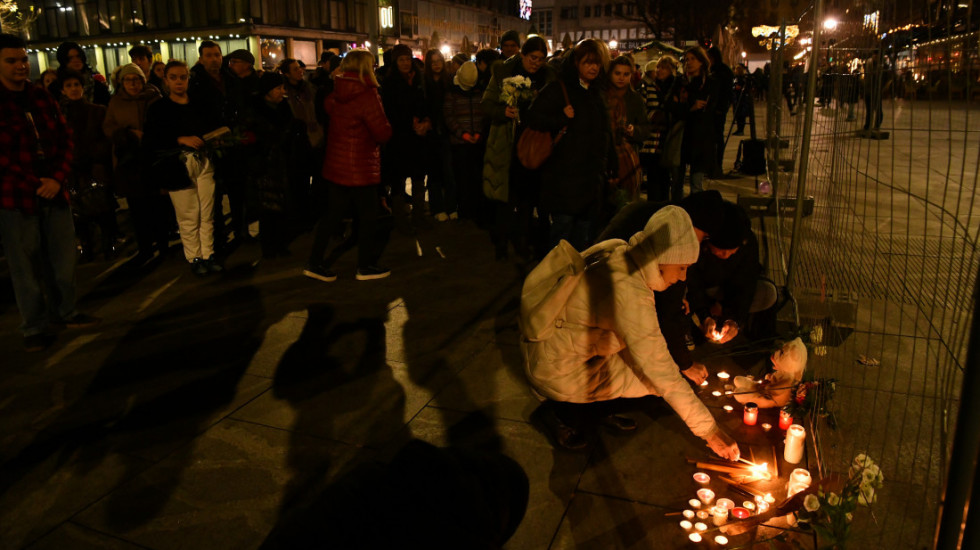 (FOTO) Roditelji ubijene dece u Ribnikaru upalili sveće za dečaka (7) iz Zagreba