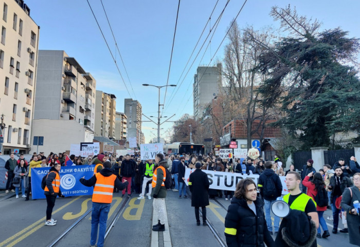 Studenti sa građanima blokirali na 15 minuta raskrsnicu kod Ruzveltove u spomen na žrtve pada nastrešnice