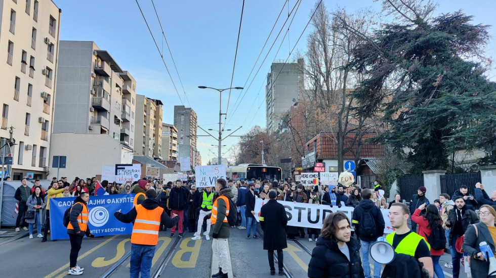 Studenti sa građanima blokirali na 15 minuta raskrsnicu kod Ruzveltove u spomen na žrtve pada nastrešnice