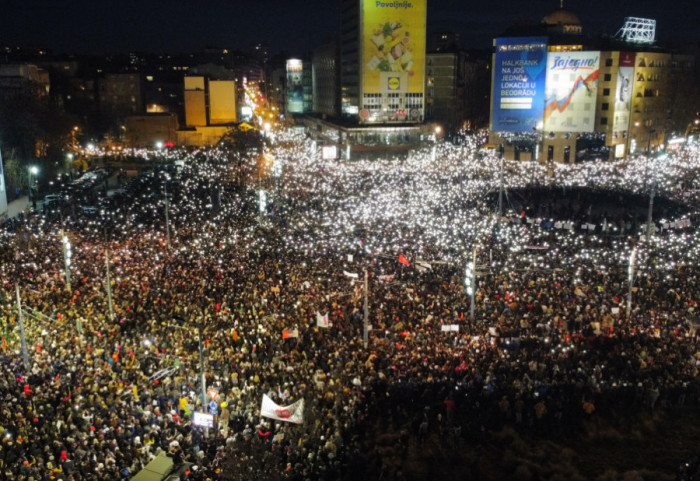 (FOTO/VIDEO) "Svi smo pod nadstrešnicom": Održan protest na Slaviji, studenti se vraćaju blokadama fakulteta