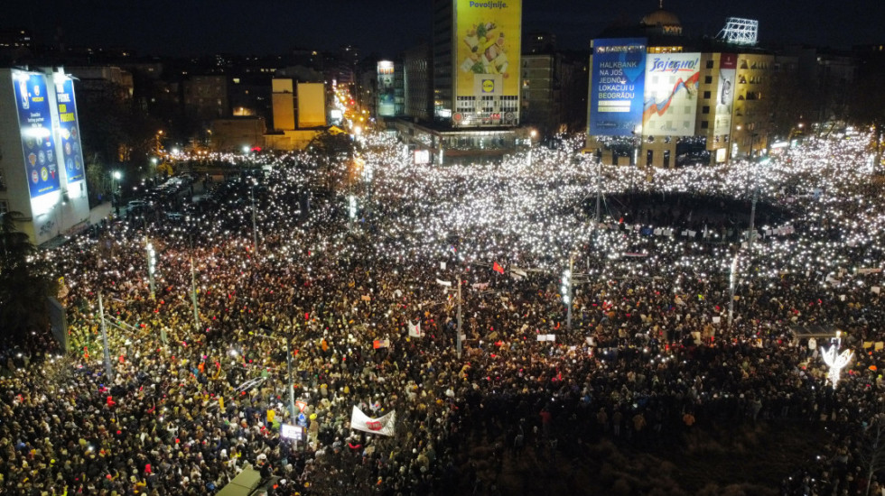 (FOTO/VIDEO) "Svi smo pod nadstrešnicom": Održan protest na Slaviji, studenti se vraćaju blokadama fakulteta