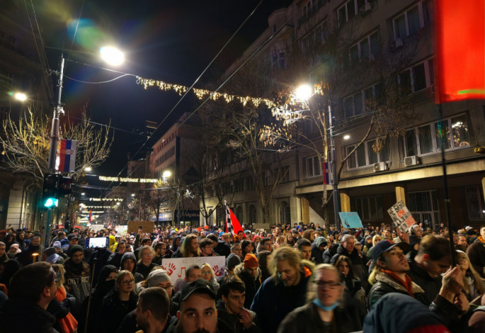 Taksista udario autom mladića tokom protesta na Trgu Nikole Pašića, pa pobegao