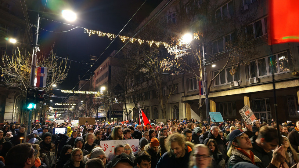 Određeno zadržavanje taksisti koji je udario autom mladića tokom protesta na Trgu Nikole Pašića, pa pobegao