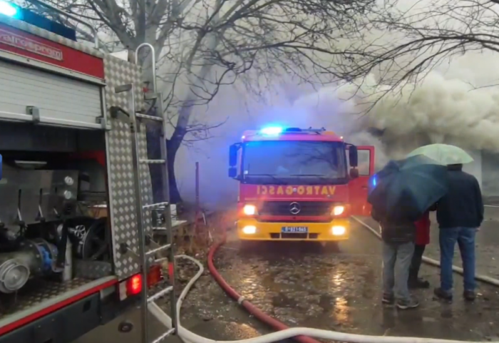 (FOTO) Lokalizovan požar na Obrenovačkom drumu, vatru u baraci u kojoj su boravile izbeglice gasila 43 vatrogasca