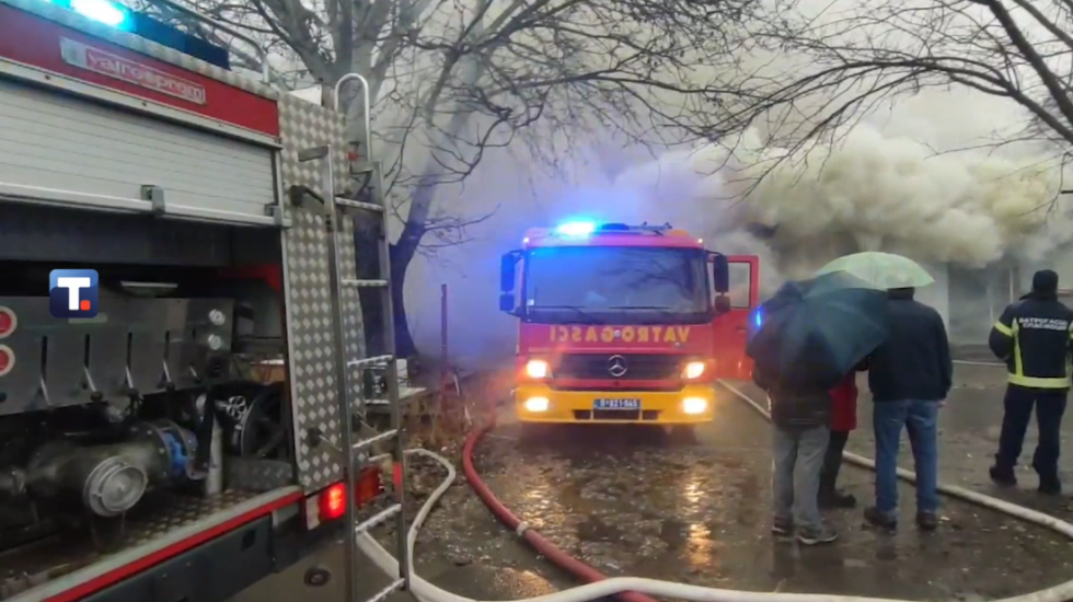 (FOTO) Lokalizovan požar na Obrenovačkom drumu, 43 vatrogasca gasilo baraku u kojoj su boravile izbeglice